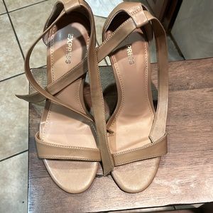 Size 9 tan shoe . Looks great jeans.